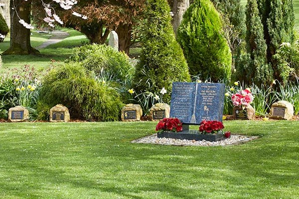 Memorial plaques