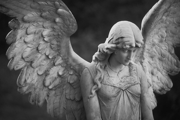 Memorial angel statue Dignity