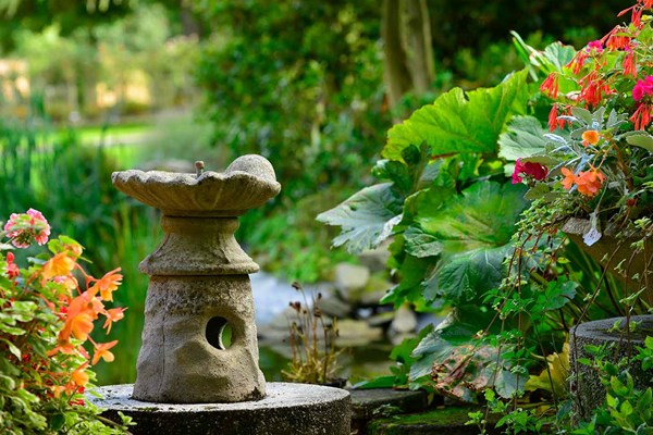 Garden memorial statue